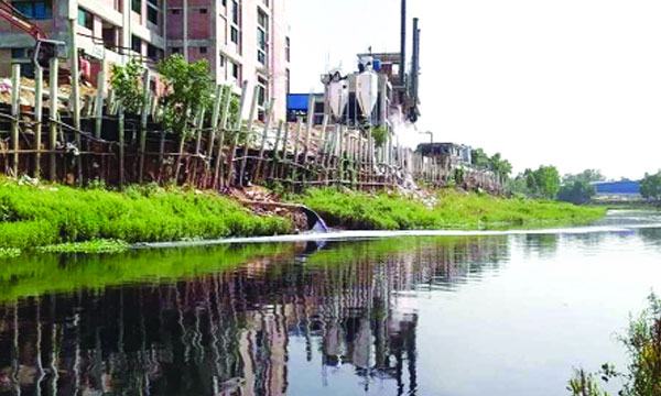 ভালুকায় ডায়িং কারখানার বর্জ্য সরাসরি নদী-খালে
