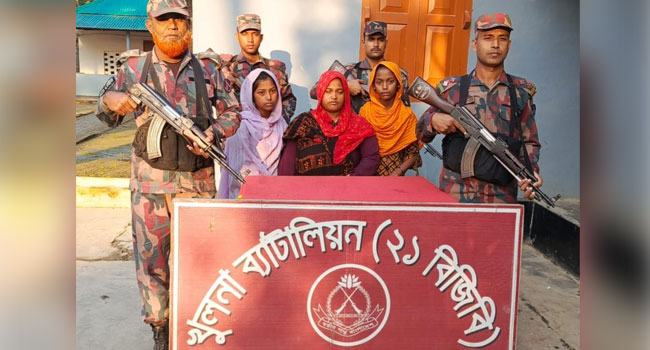 শার্শা সীমান্ত দিয়ে ভারতে অনুপ্রবেশের সময় ৩ নারী আটক