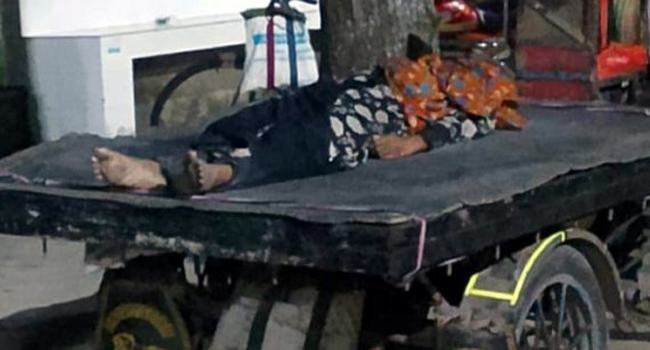স্বজন ভেবে লাশ বাড়িতে নেয়ার পথেই ‘নিহত নারীর’ ফোন