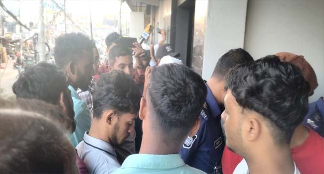 বিয়ানীবাজারে ন্যাশনাল ব্যাংকে ক্ষুদ্ধ গ্রাহকদের তালা, অবরুদ্ধ কর্মকর্তারা