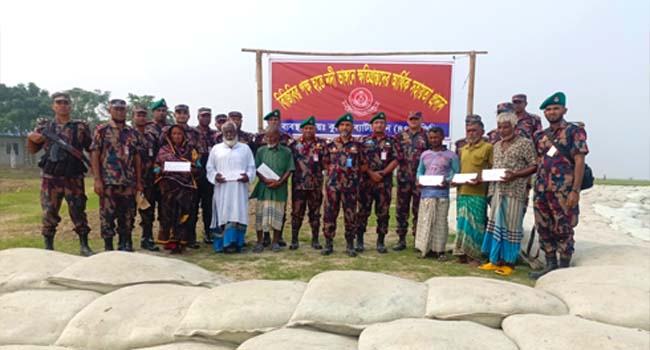 কুষ্টিয়ায় নদী ভাঙনে ক্ষতিগ্রস্ত পরিবারের পাশে বিজিবি