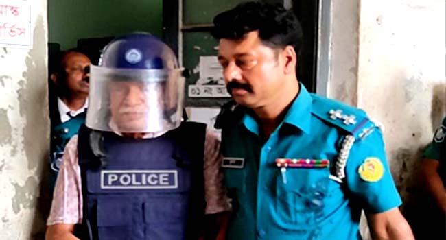 খুলনায় আদালত চত্বরে সাবেক মন্ত্রী নারায়ণচন্দ্রকে ডিম নিক্ষেপ