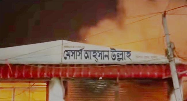 খুলনায় পাটের বস্তার গোডাউনে আগুন, নিয়ন্ত্রণে ৭ ইউনিট