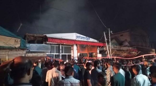 খুলনায় পাটের বস্তার গোডাউনের আগুন নিয়ন্ত্রণে