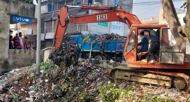 সিংড়ায় খালের দেড় যুগের ময়লা অপসারণ
