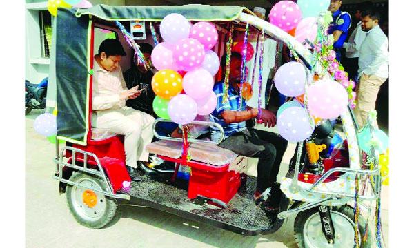 গুলিবিদ্ধ সাগরের বাবাকে অটোরিকশা প্রদান
