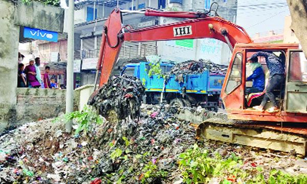 সিংড়ায় খালের দেড় যুগের ময়লা অপসারণ করলেন ইউএনও