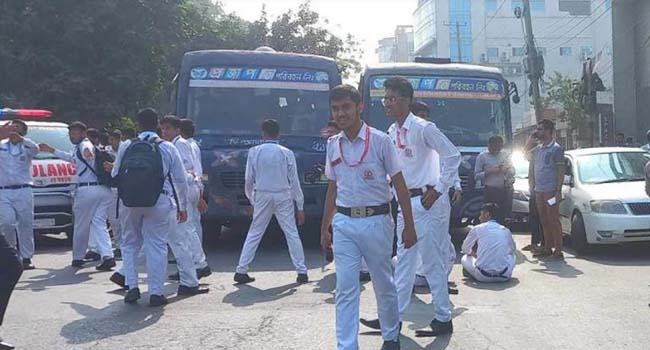 মেধাভিত্তিক ভর্তির দাবিতে মিরপুর সড়ক অবরোধ
