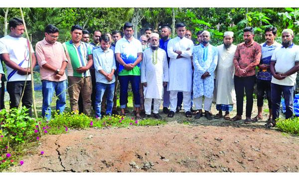 জুলাই আন্দোলনে নিহতদের কবর জিয়ারতে হাসনাত আব্দুল্লাহ