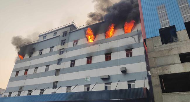 সোনারগাঁওয়ে মেঘনা গ্রুপের টিস্যু ফ্যাক্টরির ভবনে আগুন