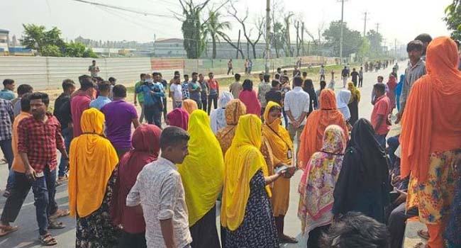 গাজীপুরে বেক্সিমকোর শ্রমিকদের সড়ক অবরোধ
