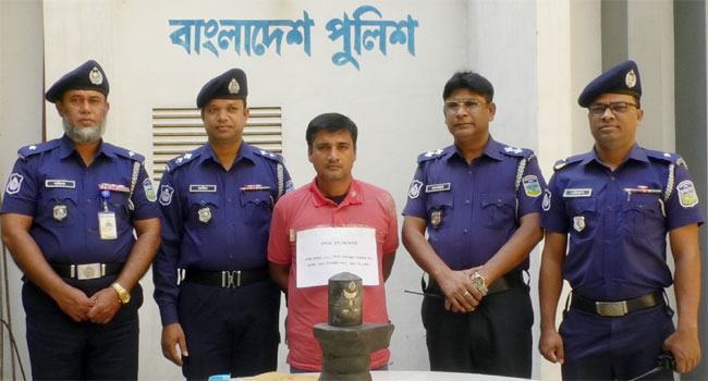 মন্দির থেকে চুরি হওয়া শিবলিঙ্গসহ হিন্দু যুবক গ্রেফতার