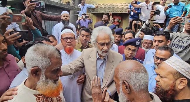 শহীদ আব্দুল্লাহর বাড়িতে উপদেষ্টা এ এফ হাসান আরিফ