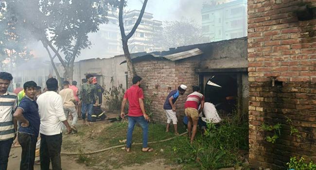 গাজীপুরে দুই কারখানা শ্রমিকদের মহাসড়ক অবরোধ, কারখানায় আগুন