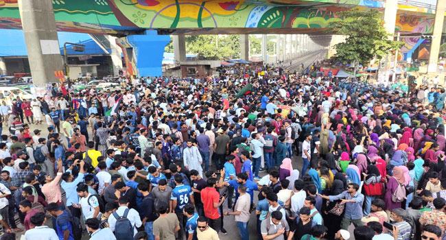 বিশ্ববিদ্যালয়ের দাবিতে তিতুমীর কলেজের শিক্ষার্থীদের 'বারাসাত ব্যারিকেড' কর্মসূচি