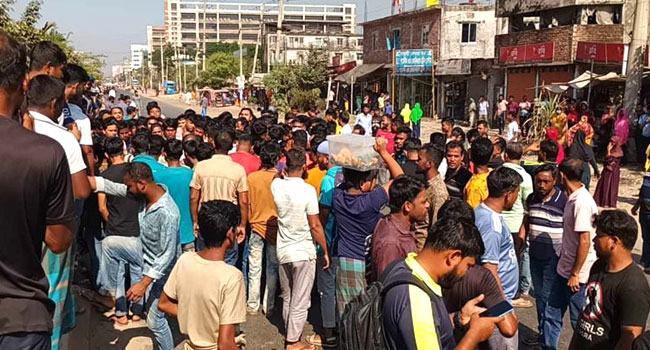 গাজীপুরে শ্রমিকদের সড়ক অবরোধ, বন্ধ যান চলাচল