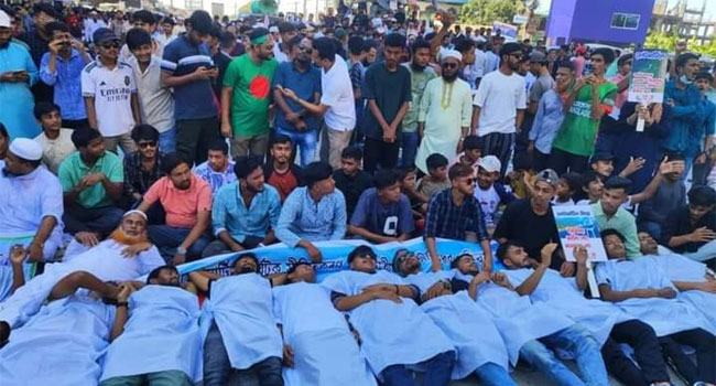 সেন্টমার্টিন ভ্রমণে নিষেধাজ্ঞা : কক্সবাজারে কাফনের কাপড় পরে সড়ক অবরোধ