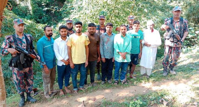 অনুপ্রবেশের সময় বাবা-ছেলেসহ ৮ বাংলাদেশী আটক