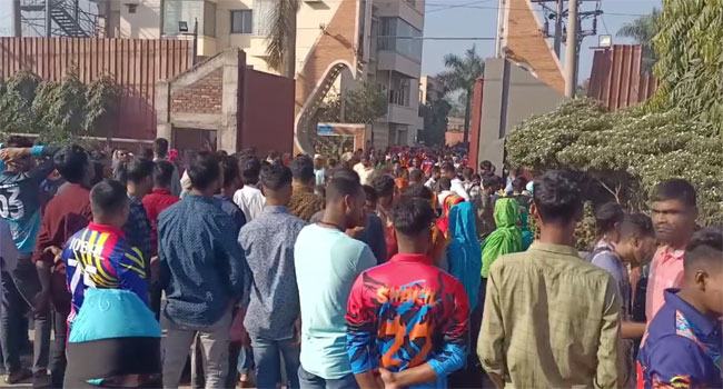 গাজীপুরে থামছেই না শ্রমিক অসন্তোষ : আবারো ৫ কারখানায় বিক্ষোভ ও মহাসড়ক অবরোধ