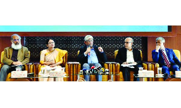 খুঁড়িয়ে চললেও কোনো ব্যাংক বন্ধ হবে না : অর্থ উপদেষ্টা