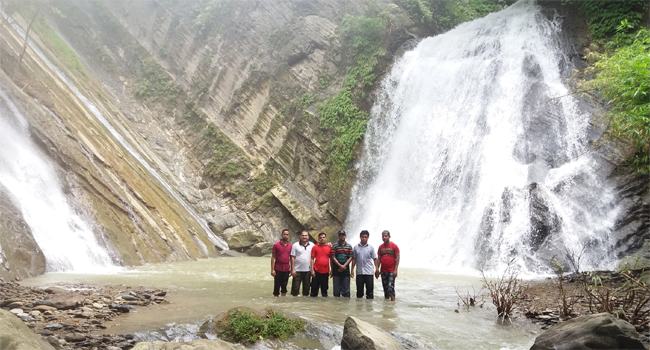 গহীন পাহাড়ের বুকে দামতুয়া ঝরনা
