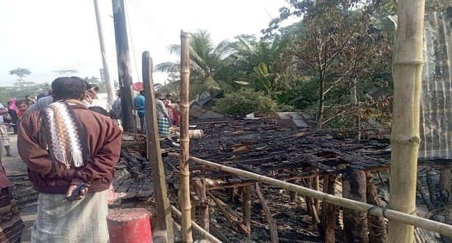 কাঁঠালিয়ায় ৩ দোকান পুড়ে ছাই