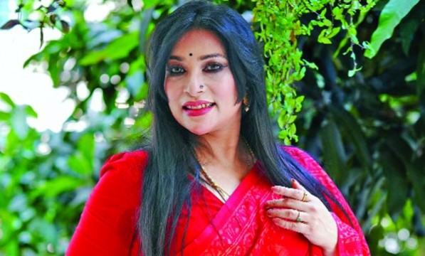 অভিনয়ে ডা: সাবরিনা...