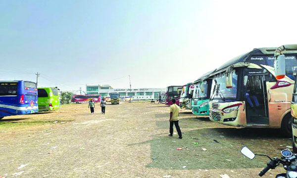 যাত্রী হয়রানির প্রতিবাদে বেনাপোল থেকে দূরপাল্লার বাস চলাচল বন্ধ