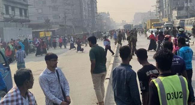 ঢাকা-ময়মনসিংহ মহাসড়কে শ্রমিকদের অবরোধ