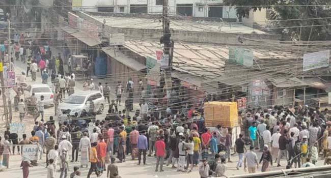 মোহাম্মদপুরে অটোরিকশার চালকদের সড়ক অবরোধ