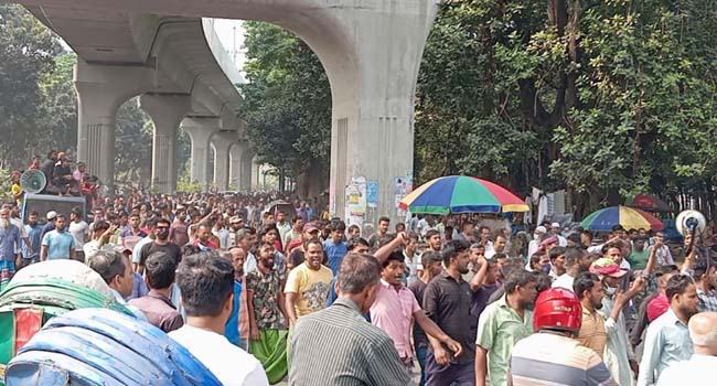 প্রেস ক্লাবের সামনে অটোরিকশাচালকদের অবরোধ