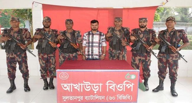 ভারতে পালানোর সময় স্বেচ্ছাসেবক লীগ নেতা স্ত্রীসহ আটক