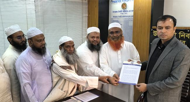 হেফাজত নেতাকে হত্যা মামলায় আসামি করার প্রতিবাদে স্মারকলিপি
