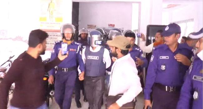 আদালতে আ’লীগ নেতার ওপর ডিম নিক্ষেপ, কারাগারে প্রেরণ