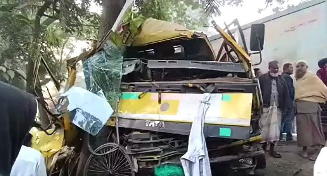 নাটোরে ভ্যানে ট্রাকের ধাক্কা, নিহত ২