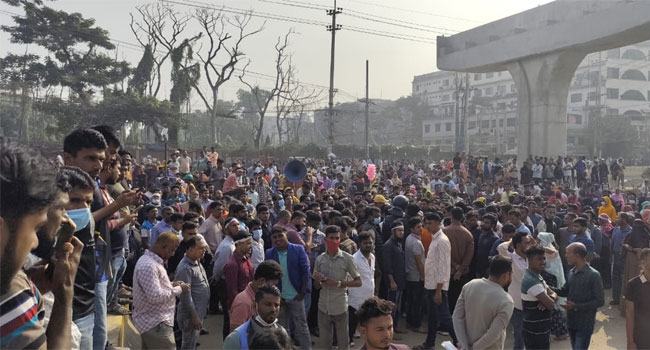 আশুলিয়ায় মহাসড়ক অবরোধ করে শ্রমিকদের বিক্ষোভ