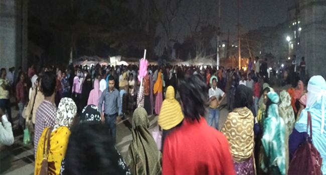 আশুলিয়ায় ১৩ ঘণ্টা পার হলেও নবীনগর-চন্দ্রা মহাসড়ক ছাড়েনি শ্রমিকরা