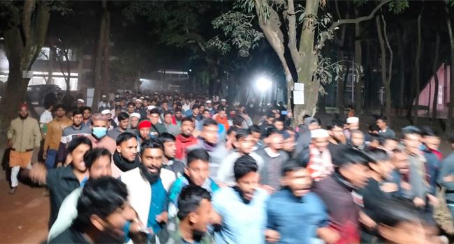 ইসকনকে নিষিদ্ধের দাবিতে হাবিপ্রবিতে বিক্ষোভ