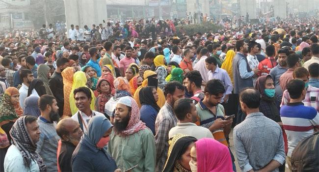 ২৪ ঘণ্টায়ও মহাসড়ক ছাড়েনি ডিইপিজেডের লেনী ফ্যাশনের শ্রমিকরা