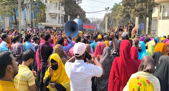আশুলিয়ায় টানা ৩২ ঘণ্টায়ও মহাসড়ক ছাড়েনি শ্রমিকরা