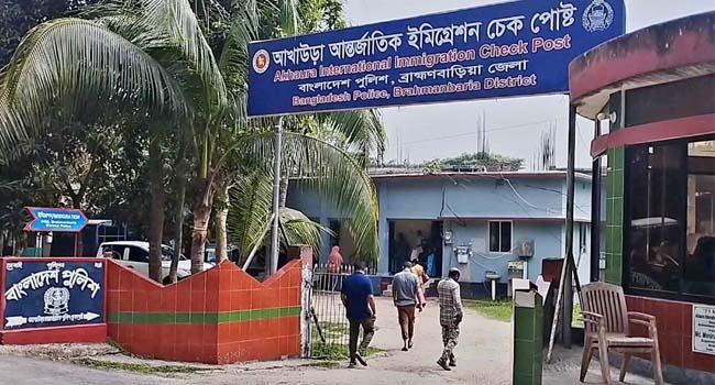 তিন ঘণ্টা পর আখাউড়া স্থলবন্দর দিয়ে যাত্রী পারাপার শুরু
