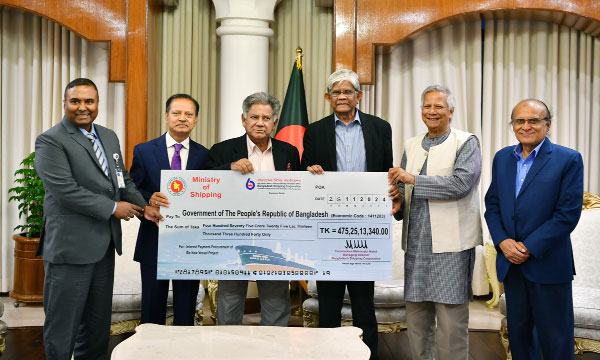 বিএসসির ৬ জাহাজ কেনার ঋণের চেক  প্রধান উপদেষ্টাকে হস্তান্তর
