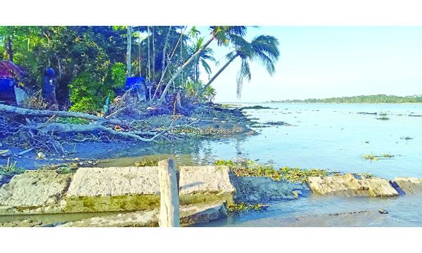 প্রাকৃতিক দুর্যোগে বিপর্যস্ত মাঝেরচরের বাসিন্দারা