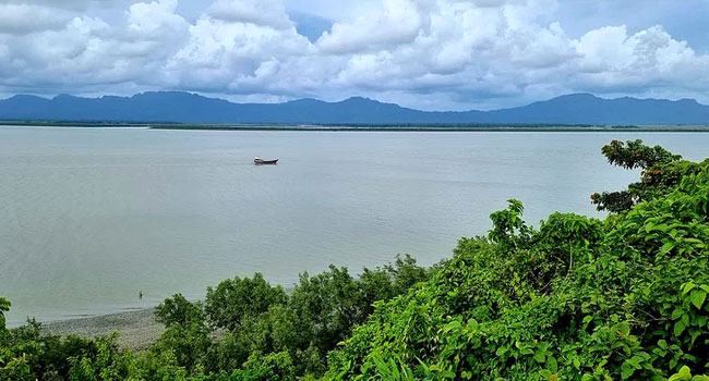 ‘মনে হয় বোমাগুলো আমাদের গ্রামেই পড়তেছে’