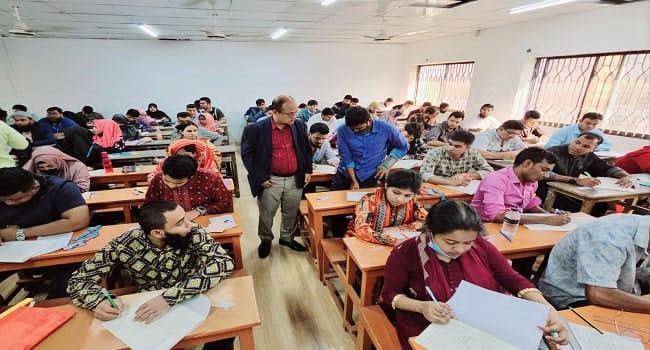 পরীক্ষা কেন্দ্র পরিদর্শনে বাউবি ভিসি
