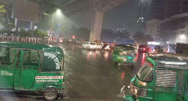 শীতে রাজধানীতে গুঁড়ি গুঁড়ি বৃষ্টি