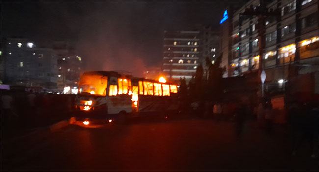 গাজীপুরে ৪ বাসে আগুন দিলো পোশাকশ্রমিকরা