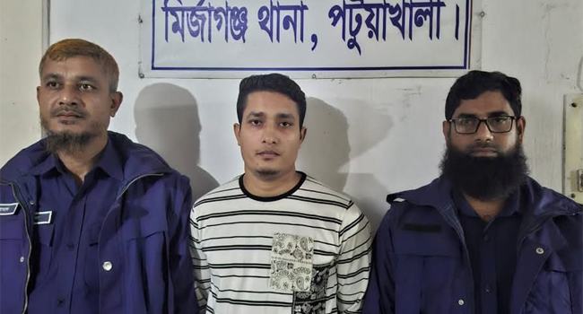 সাবেক স্বরাষ্ট্রমন্ত্রীর গাড়িবহরে হামলার দায়ে ছাত্রলীগ নেতা গ্রেফতার