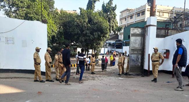 গাজীপুরে ইসলাম গ্রুপের কর্মকর্তাদের সাথে শ্রমিকদের ধাওয়া-পাল্টা ধাওয়া