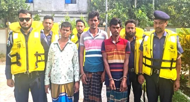 মেঘনা নদীতে অবৈধভাবে বালু উত্তোলন, আটক ৪